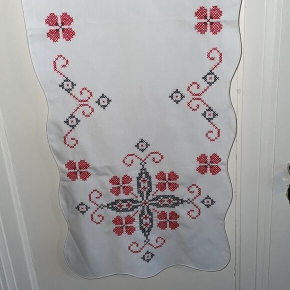 Vtg white table runner with black & red embroidery - Picture 4 of 5
